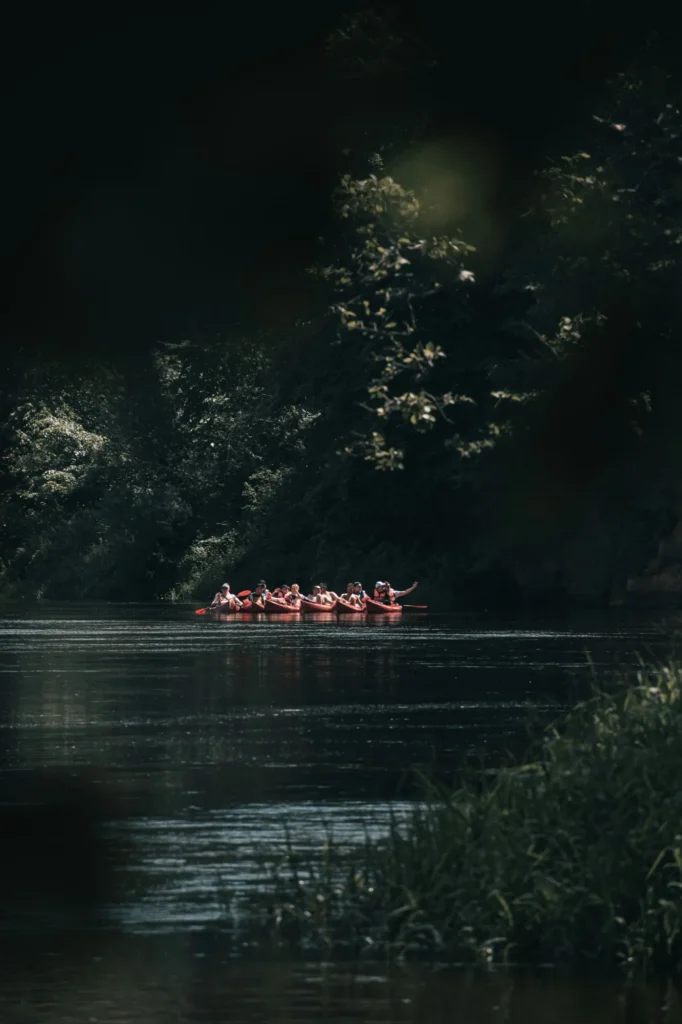 Uzņēmumu pasākumi pie Ventas: laivošana, pirts un team building